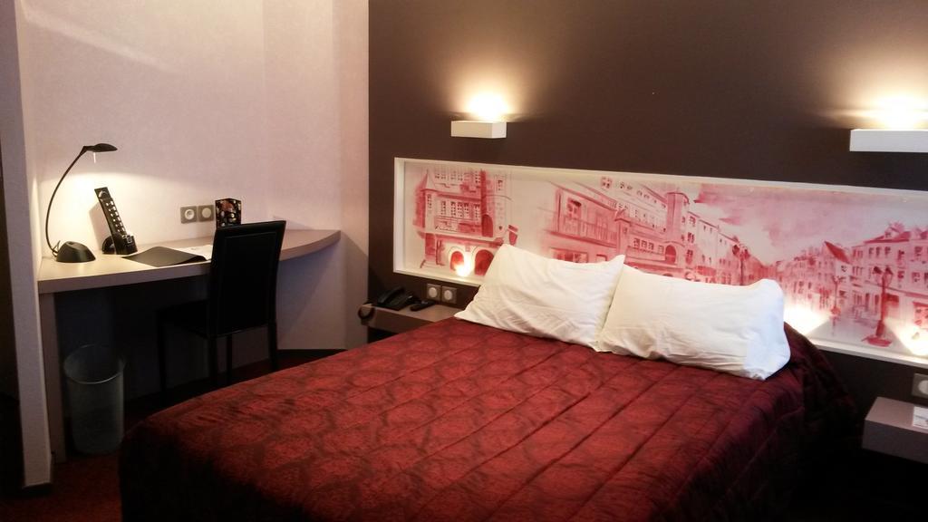 Hotel De La Cloche Dole Oda fotoğraf