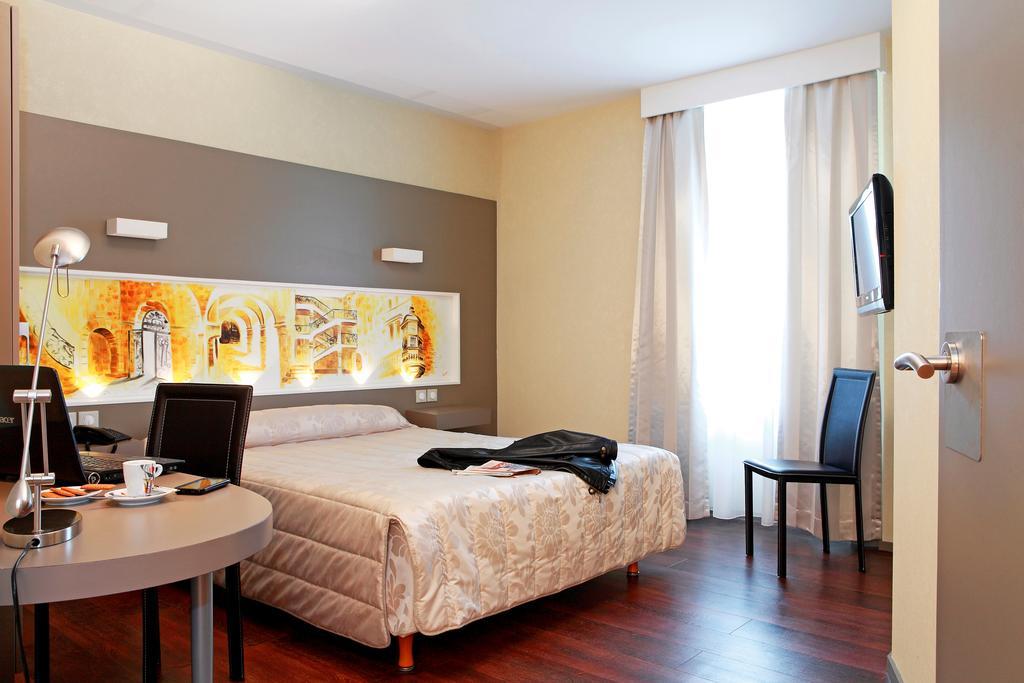 Hotel De La Cloche Dole Oda fotoğraf