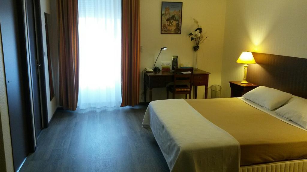 Hotel De La Cloche Dole Oda fotoğraf