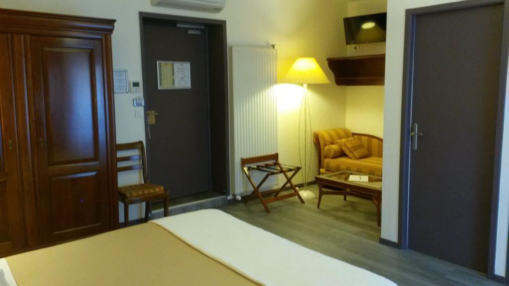Hotel De La Cloche Dole Oda fotoğraf