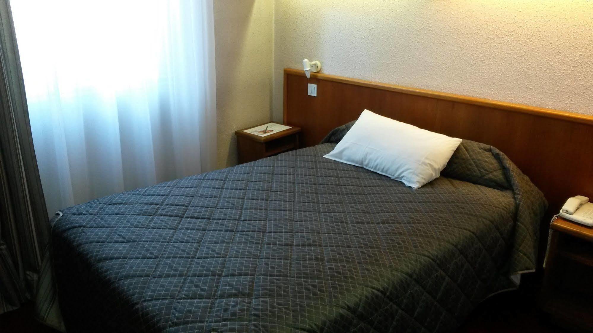 Hotel De La Cloche Dole Dış mekan fotoğraf
