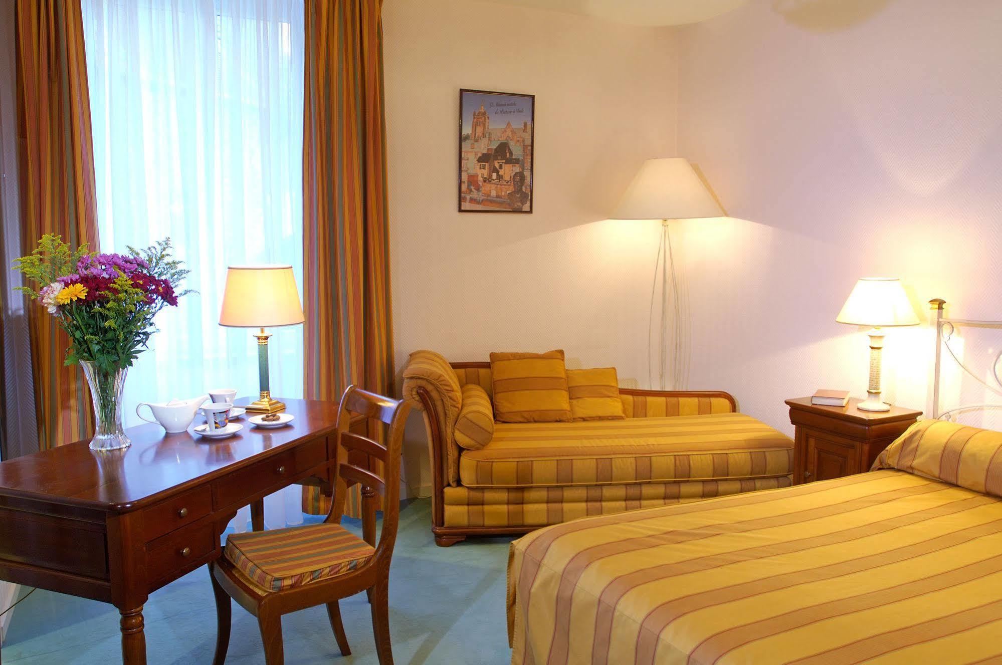 Hotel De La Cloche Dole Dış mekan fotoğraf