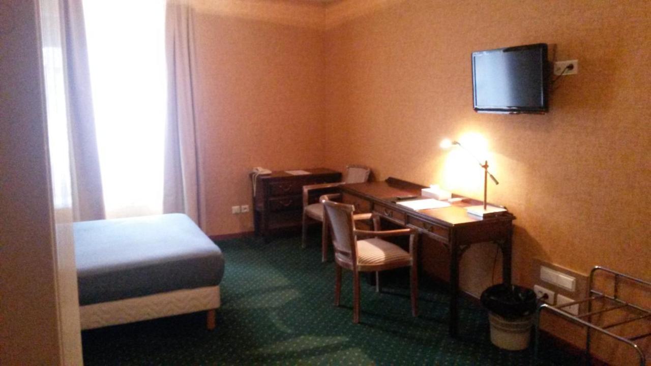 Hotel De La Cloche Dole Dış mekan fotoğraf